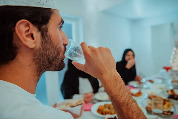 Eid Mubarak Muzułmańska Rodzina Pije Iftara Żeby Przerwać Ucztę Jedzenie — Zdjęcie stockowe