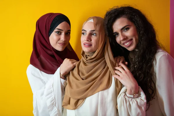 Retrato Grupo Belas Mulheres Muçulmanas Duas Delas Vestido Elegante Com — Fotografia de Stock