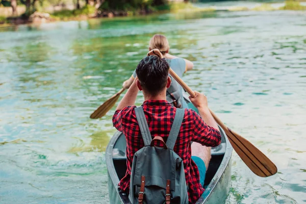 Birkaç maceraperest arkadaş, güzel doğayla çevrili vahşi bir nehirde kanoyla geziyorlar.. 