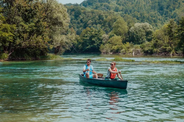 カップル冒険的な探検家の友人は美しい自然に囲まれた野生の川でカヌーです — ストック写真