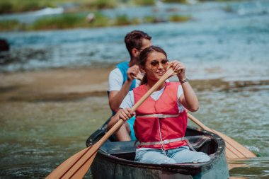 Birkaç maceraperest arkadaş, güzel doğayla çevrili vahşi bir nehirde kanoyla geziyorlar.. 