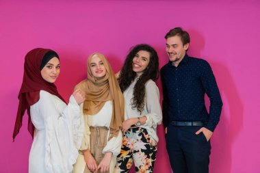 Ramazan konseptini temsil eden mutlu genç Müslümanların portresi. 