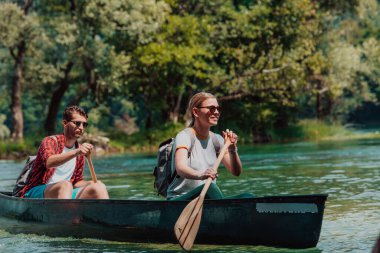 Birkaç maceraperest arkadaş, güzel doğayla çevrili vahşi bir nehirde kanoyla geziyorlar.. 