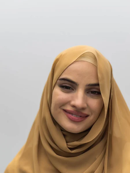 Porträtt Ung Muslimsk Kvinna Bär Hijab Isolerad Vit Bakgrund — Stockfoto