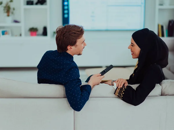 Jong Moslim Paar Vrouw Dragen Islamitische Hijab Kleding Zitten Bank — Stockfoto
