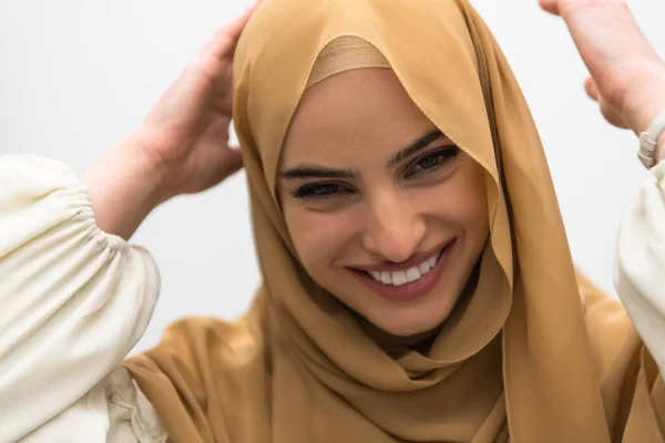 Porträt Einer Jungen Muslimischen Frau Mit Hijab Auf Isoliertem Weißem — Stockfoto