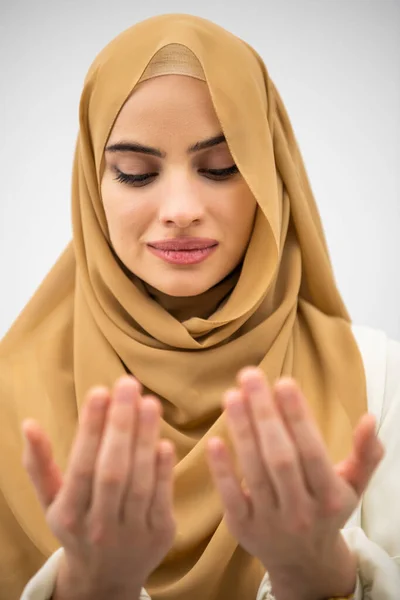 Portrait Beautiful Muslim Woman Fashionable Dress Hijab Making Traditional Prayer — Stok fotoğraf