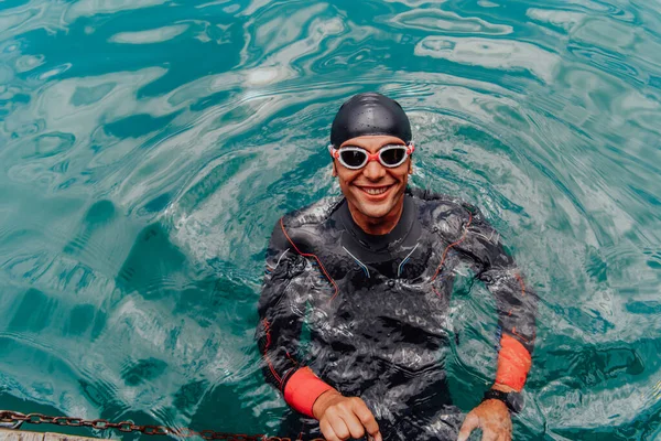 Triatleet Zwemmer Portret Dragen Wetsuit Training — Stockfoto