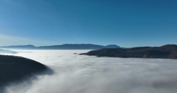 Pemandangan Udara Terbang Atas Pegunungan Tinggi Awan Yang Indah Kamera — Stok Video