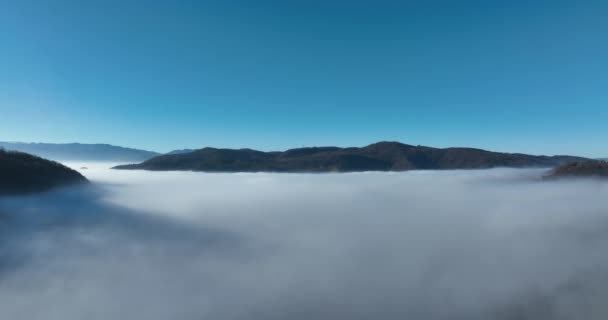Вид Повітря Літають Над Високими Горами Гарними Хмарами Камера Повітряного — стокове відео