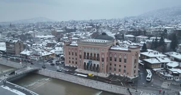 Balai Kota Sarajevo Atau Perpustakaan Nasional Pusat Kota Aerialhyper Lapse — Stok Video