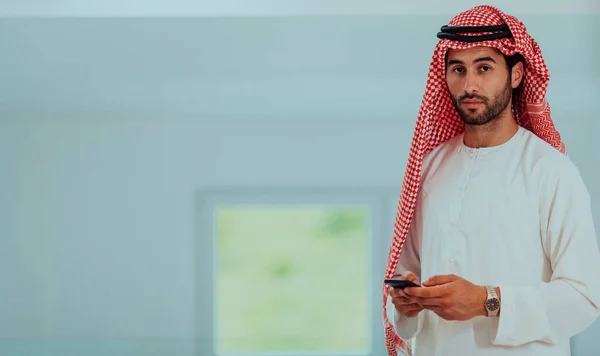 Young Modern Muslim Arabian Businessmen Wearing Traditional Clothes While Using — Stockfoto