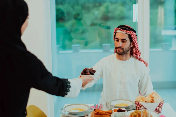 Famille Musulmane Multiethnique Moderne Partageant Bol Dates Tout Profitant Iftar — Photo