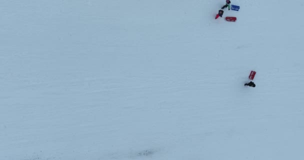Many Skiers Snowboarders Skiing Snowy Mountainsides Slopes Mountains Ski Resort — Stockvideo