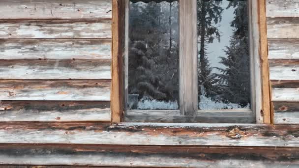 Чудовий Гірський Зимовий Пейзаж Відокремленим Невеликим Дерев Яним Альпійським Котеджем — стокове відео