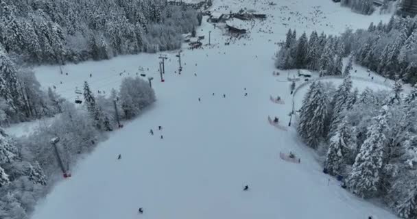 Many Skiers Snowboarders Skiing Snowy Mountainsides Slopes Mountains Ski Resort — Vídeo de stock