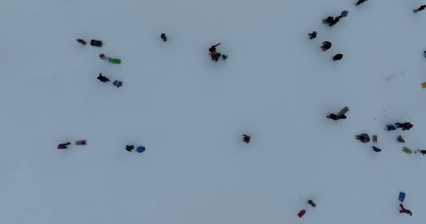 Many Skiers Snowboarders Skiing Snowy Mountainsides Slopes Mountains Ski Resort — стоковое видео