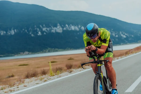 Full Length Portrait Active Triathlete Sportswear Protective Helmet Riding Bicycle – stockfoto
