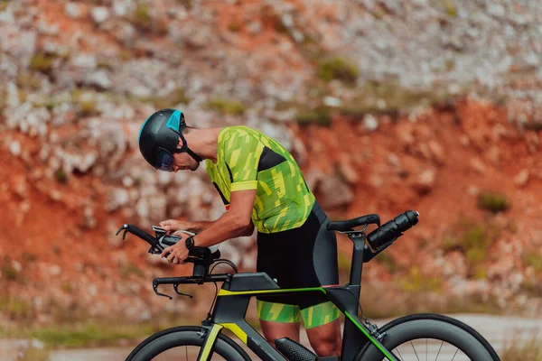 Профессиональный Триатлонист Готовится Тренировочной Поездке Велосипеде — стоковое фото
