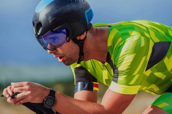 Close Photo Active Triathlete Sportswear Protective Helmet Riding Bicycle Selective — Stock Photo, Image