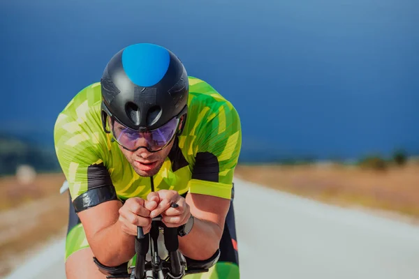Close Photo Active Triathlete Sportswear Protective Helmet Riding Bicycle Selective – stockfoto