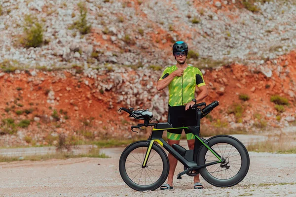 Professional Triathlete Preparing Training Ride Bicycle — Fotografia de Stock