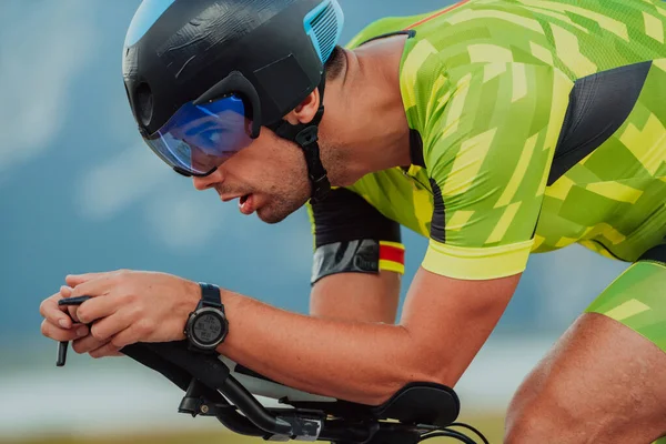 Close Photo Active Triathlete Sportswear Protective Helmet Riding Bicycle Selective — Stok fotoğraf