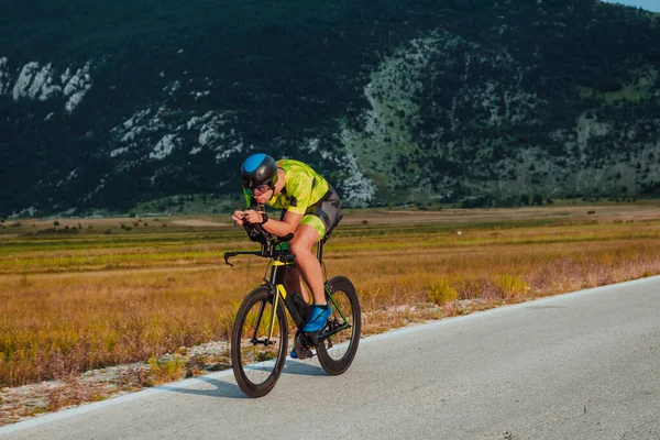 Full Length Portrait Active Triathlete Sportswear Protective Helmet Riding Bicycle — 图库照片