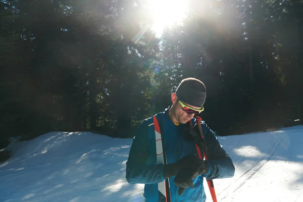 Retrato Apuesto Atleta Masculino Con Esquís Fondo Las Manos Gafas —  Fotos de Stock
