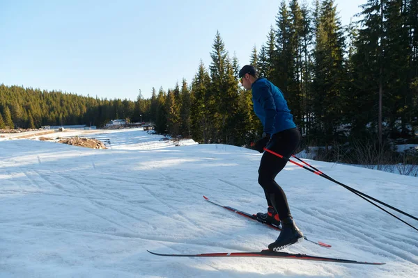 Esquí Nórdico Esquí Fondo Técnica Clásica Practicada Por Hombre Hermoso —  Fotos de Stock