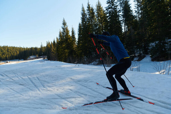 Скандинавские лыжи или лыжные гонки классическая техника практикуется человеком в красивой панорамной тропе на утро. Селективный фокус 