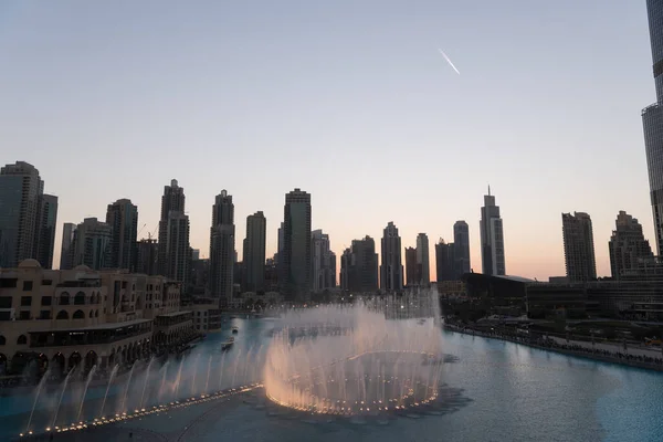 Dubai Cantando Fontes Noite Vista Lago Entre Arranha Céus Skyline — Fotografia de Stock