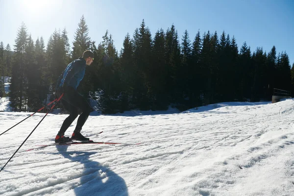 Esquí Nórdico Esquí Fondo Técnica Clásica Practicada Por Hombre Hermoso —  Fotos de Stock