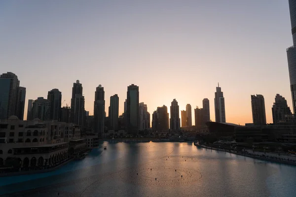 Ντουμπάι Τραγουδούν Σιντριβάνια Νύχτα Θέα Στη Λίμνη Μεταξύ Ουρανοξύστες Πόλη — Φωτογραφία Αρχείου