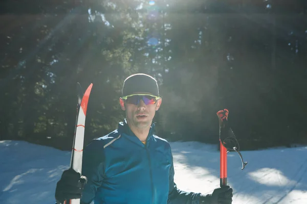 Портрет Красивый Спортсмен Мужского Пола Лыжами Руках Очках Тренирующийся Снежном — стоковое фото