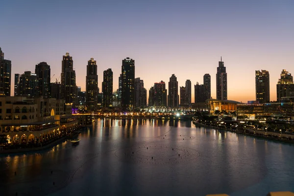 Dubai Szökőkutakat Énekel Éjszakai Tónál Felhőkarcolók Között City Skyline Alkonyatkor Jogdíjmentes Stock Képek