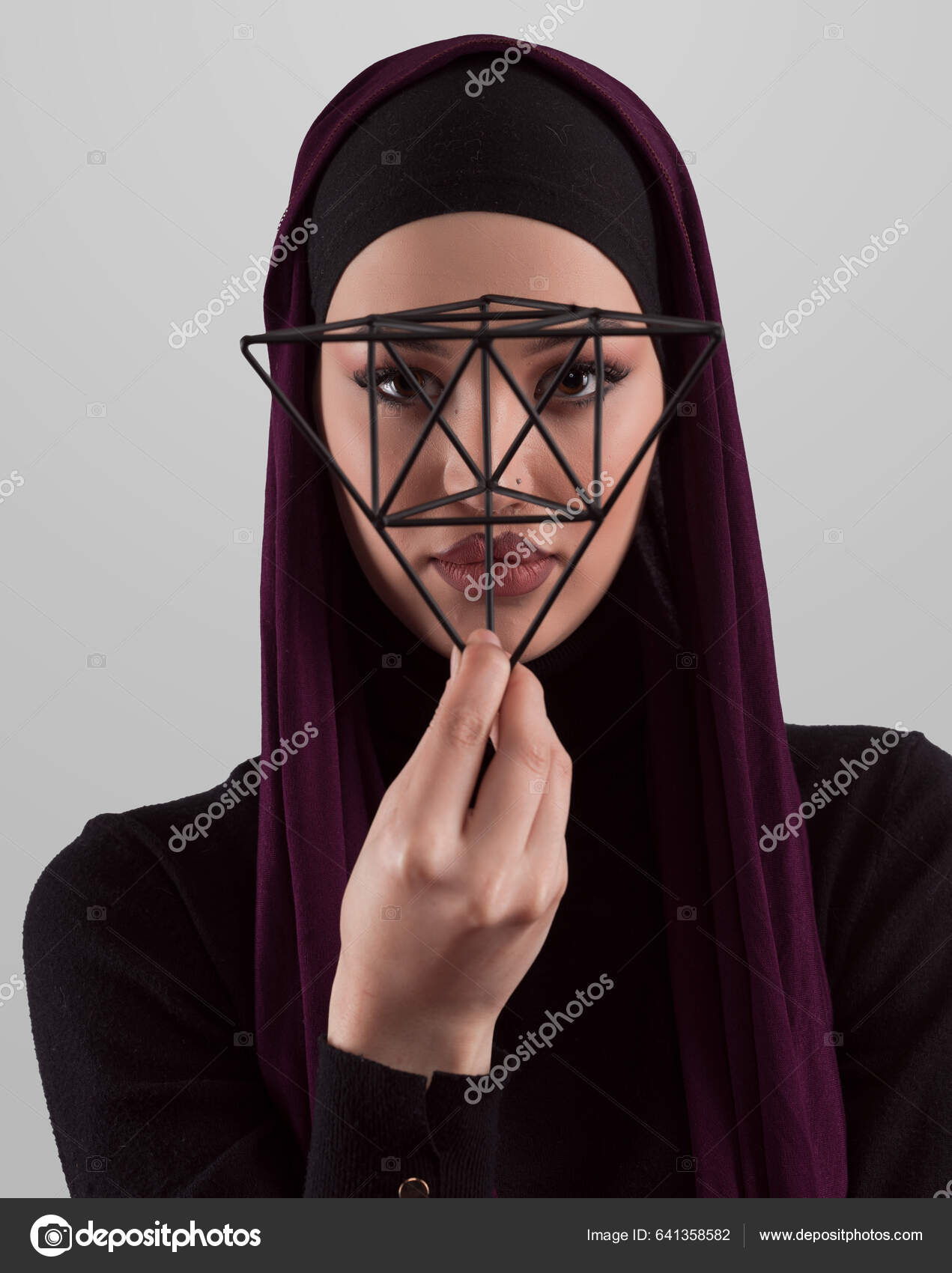Mujer Musulmana Que Usa Ropa Moderna Elegante Hijab Aislado Sobre:  fotografía de stock © .shock #641358582