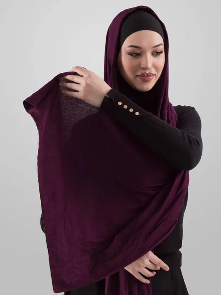 Мусульманская Женщина Современной Стильной Одежде Хиджабе Изолирована Сером Фоне Различные — стоковое фото