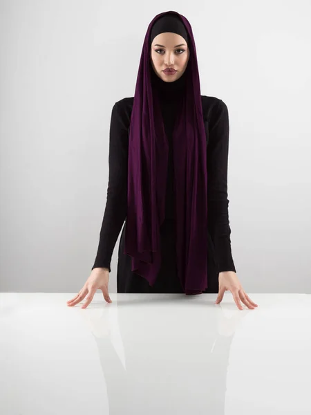 Мусульманская Женщина Современной Стильной Одежде Хиджабе Изолирована Сером Фоне Различные — стоковое фото