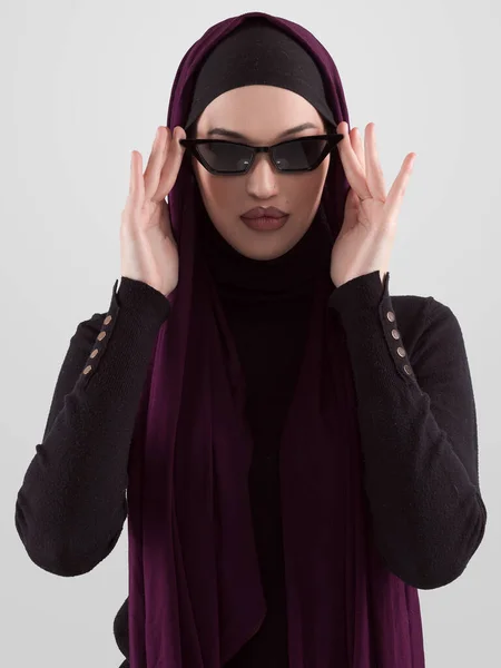 Портрет Красивой Молодой Мусульманки Черном Хиджабе Солнцезащитных Очках Современная Восточная — стоковое фото