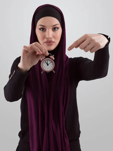 Όμορφη Αράμπ Επιχειρηματίας Που Φοράει Μαντίλα Και Κρατάει Ένα Μικρό — Φωτογραφία Αρχείου