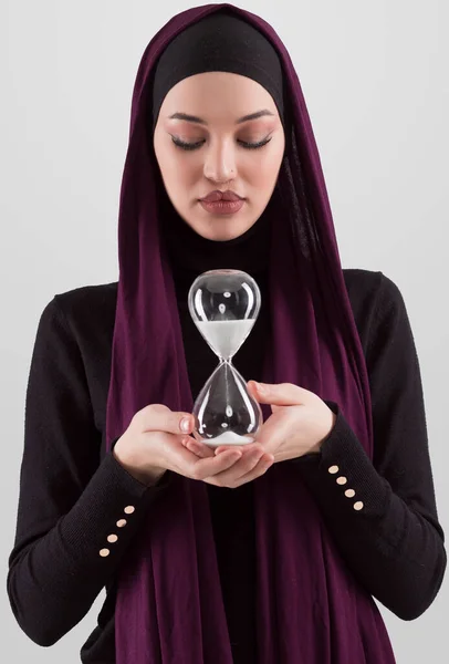 Mulher Negócios Árabe Bonita Vestindo Hijab Segurando Relógio Areia Tempo — Fotografia de Stock