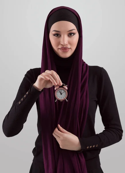 Красивая Арабская Бизнесвумен Хиджабе Маленькими Часами Руках Время Идет Концепция — стоковое фото
