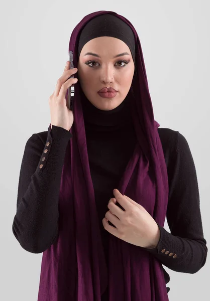 Женщина Черной Стильной Модной Одежде Мусульманский Головной Платок Леди Использующая — стоковое фото