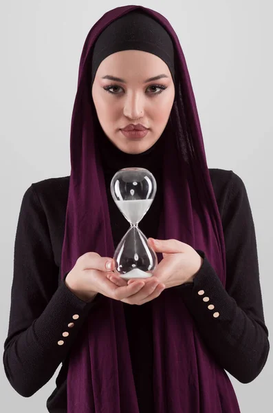 Mulher Negócios Árabe Bonita Vestindo Hijab Segurando Relógio Areia Tempo — Fotografia de Stock