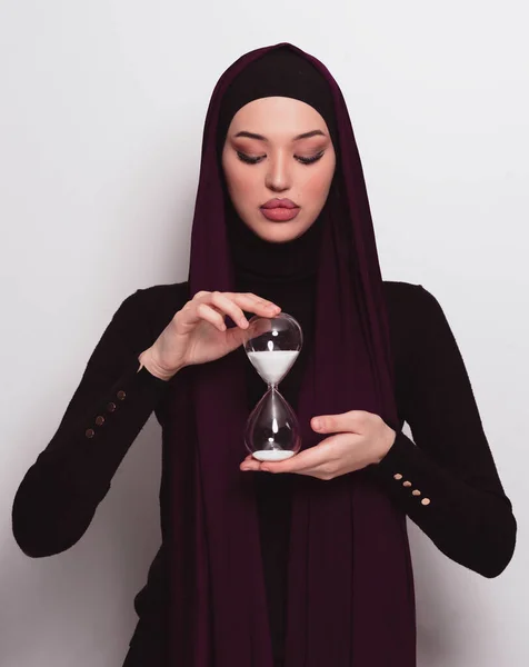 Прекрасная Арабская Бизнесвумен Хиджабе Песчаными Часами Руках Время Идет Концепция — стоковое фото