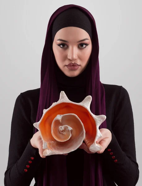 Pretty Stylish Muslim Woman Wearing Hijab Holding Seashell Dreams Closed — Stock Photo, Image