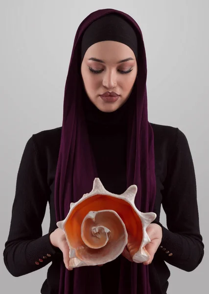 Całkiem Stylowa Muzułmanka Hidżabie Trzymająca Muszlę Marząca Zamknięciu Oczu Złoty — Zdjęcie stockowe