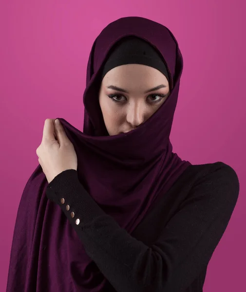 Moderne Moslimvrouw Draagt Stijlvolle Hijab Casual Kleding Geïsoleerd Roze Achtergrond — Stockfoto