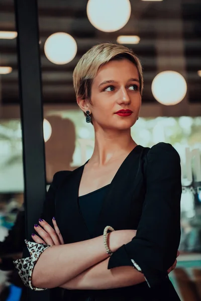Geschäftsfrau Schwarzen Anzug Erfolgreiches Selbstbewusstsein Mit Verschränkten Armen Modernen Büro — Stockfoto